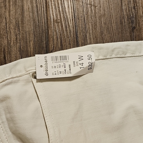 Women's Dress Barn Signature Relaxed Crop Fit White Jeans 14W - Picture 3 of 4